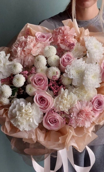 Сборный букет из кустовой хризантемы, роз и гвоздик «Без повода»