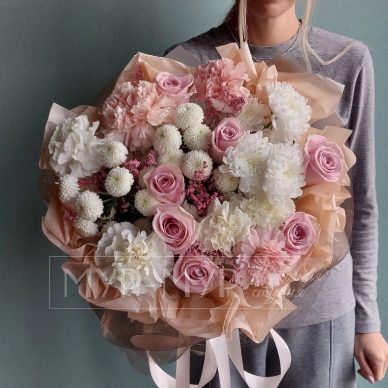 Сборный букет из кустовой хризантемы, роз и гвоздик &laquo;Без повода&raquo;