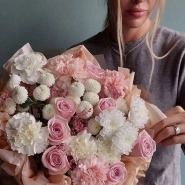 Сборный букет из кустовой хризантемы, роз и гвоздик &laquo;Без повода&raquo; 1