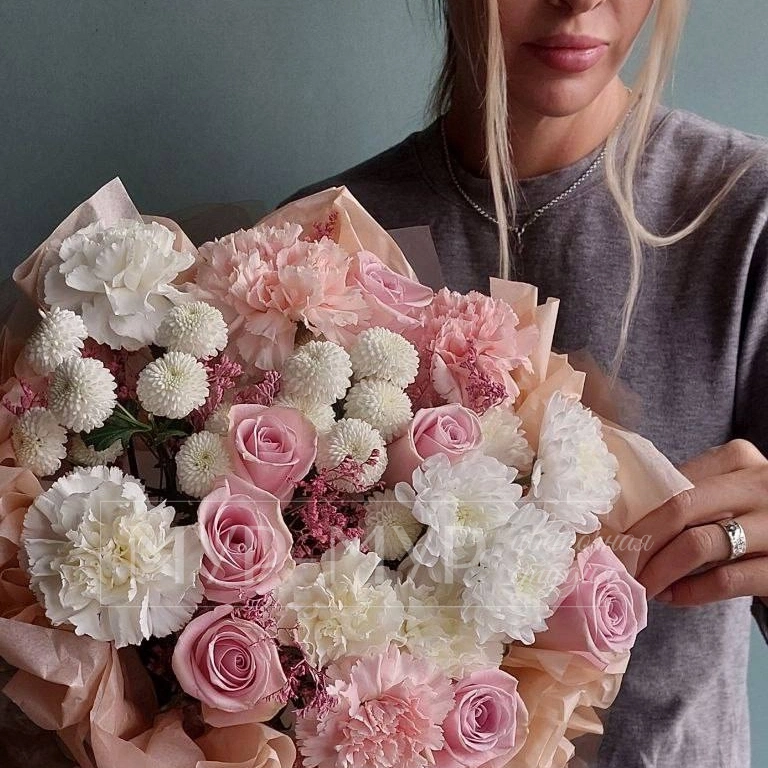 Сборный букет из кустовой хризантемы, роз и гвоздик &laquo;Без повода&raquo;