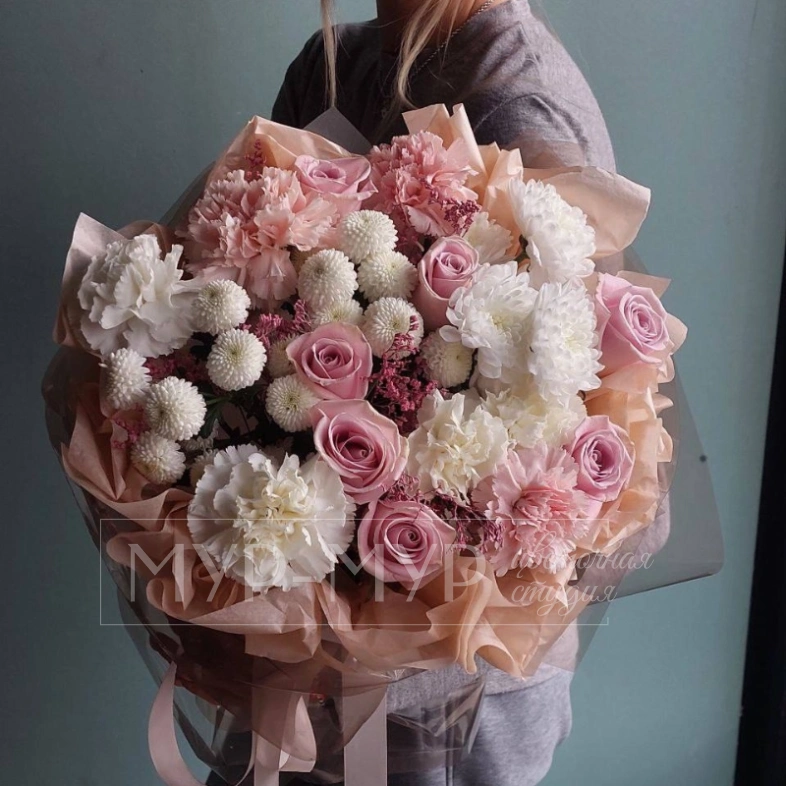 Сборный букет из кустовой хризантемы, роз и гвоздик &laquo;Без повода&raquo;