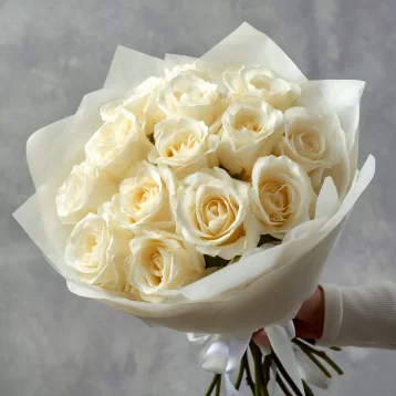15 белых роз 40 см