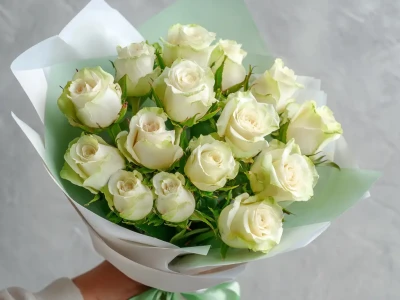 15 белых роз российских