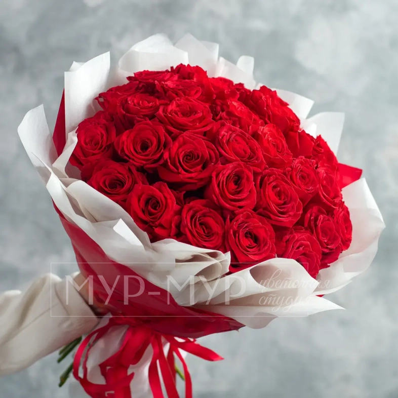 Красные розы &laquo;Карминовый взгляд&raquo;